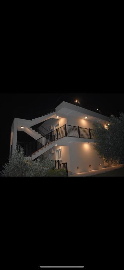 Has Apartment