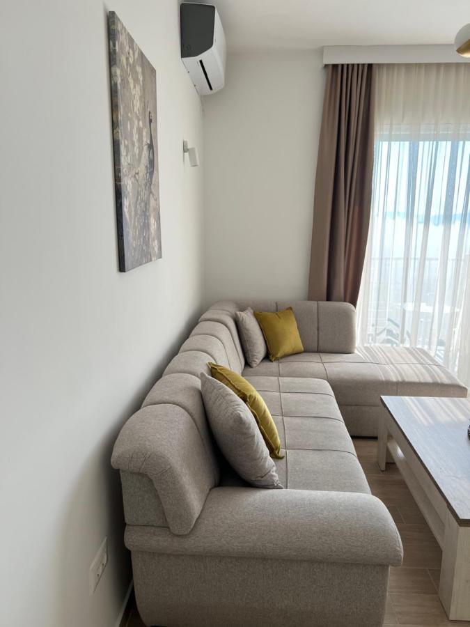 Has Apartment *