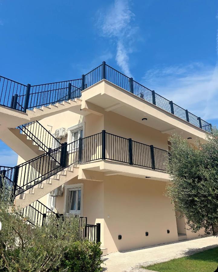 Has Apartment *
