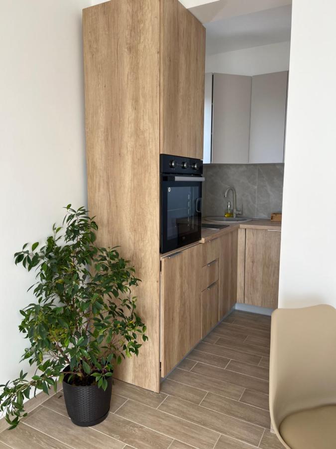 Has Apartment