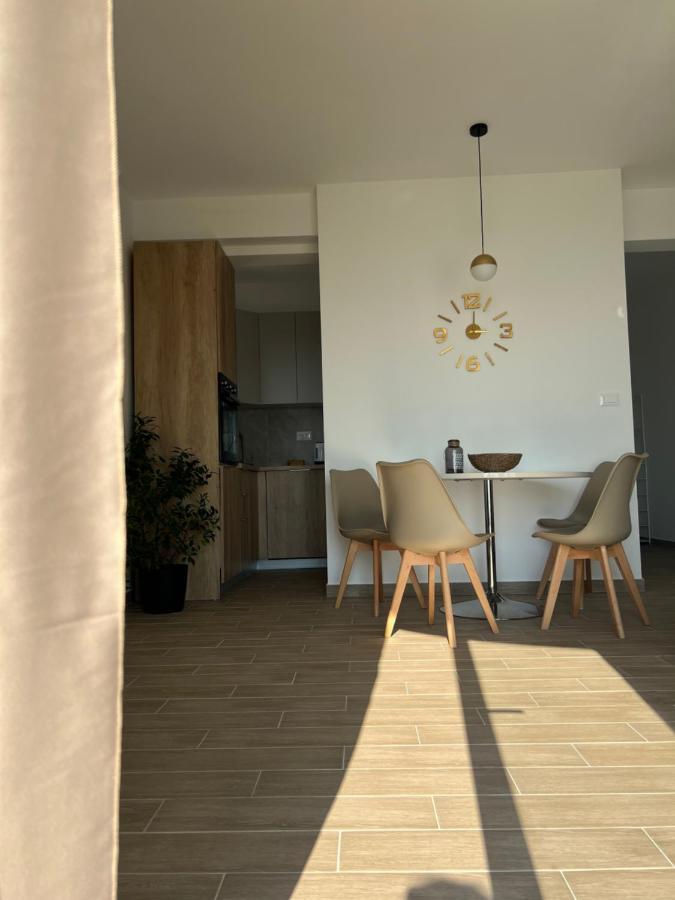 Has Apartment *