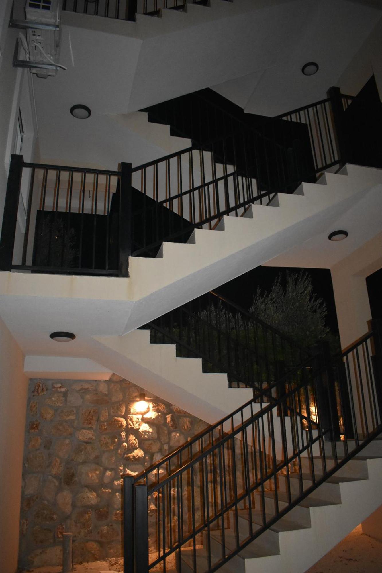 Has Apartment