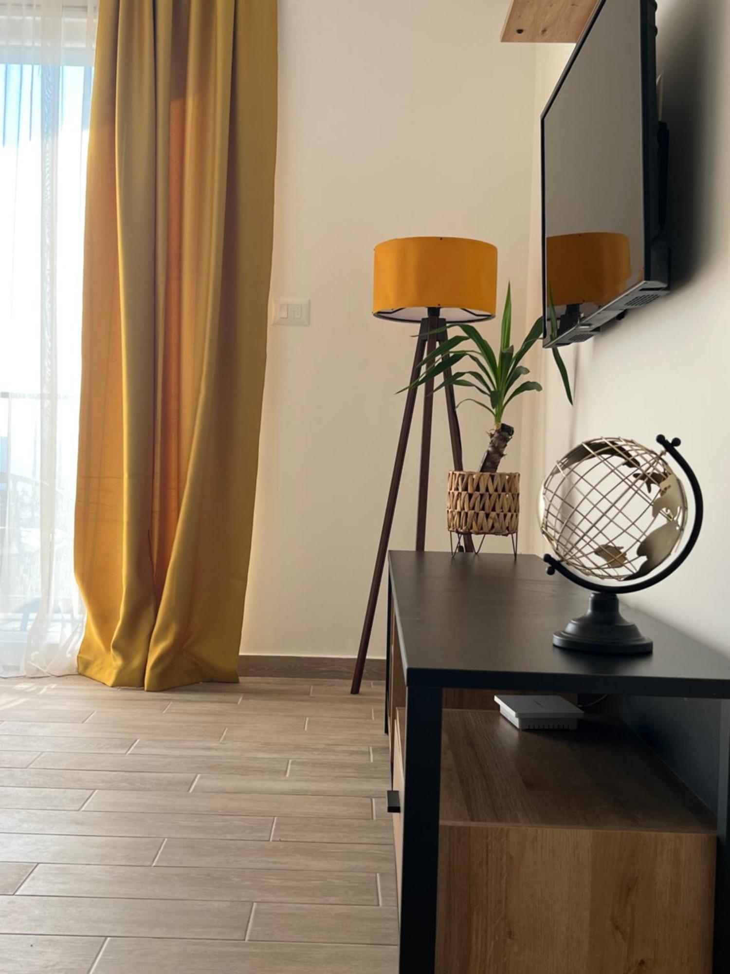 Has Apartment