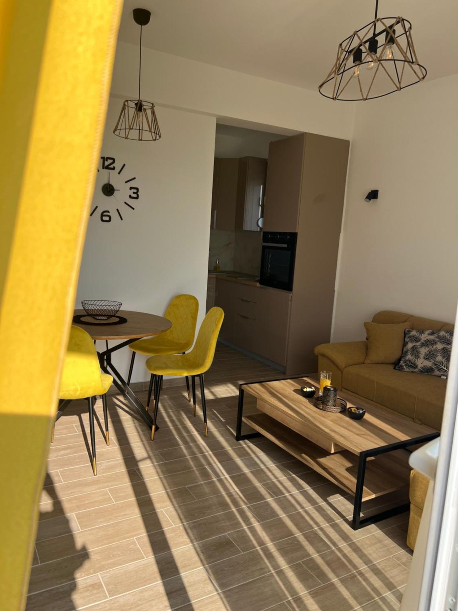 Has Apartment