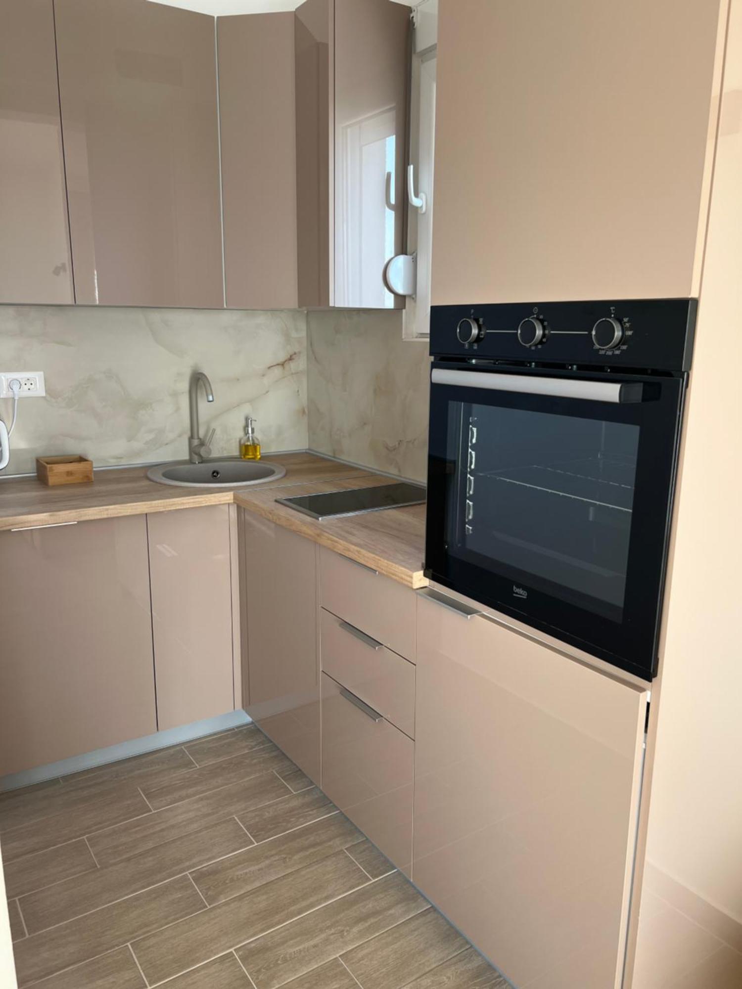 Has Apartment *