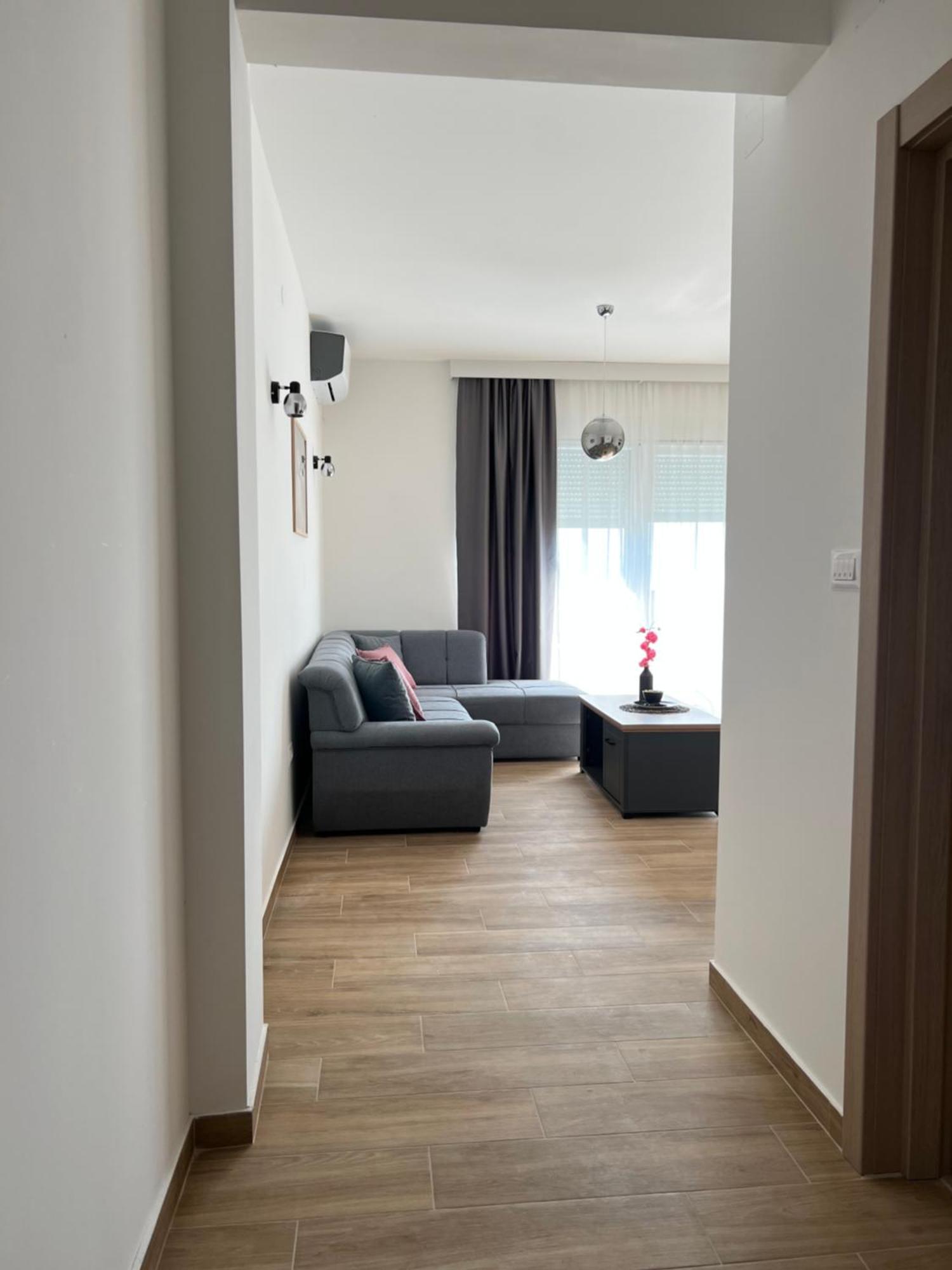 Has Apartment